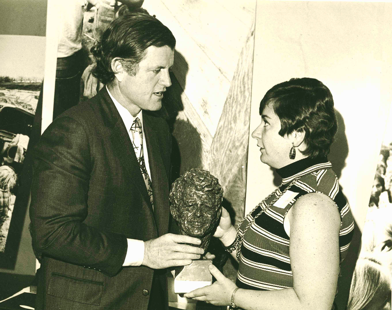 Ted Kennedy con el premio a Jean Heller por su reportaje. AP